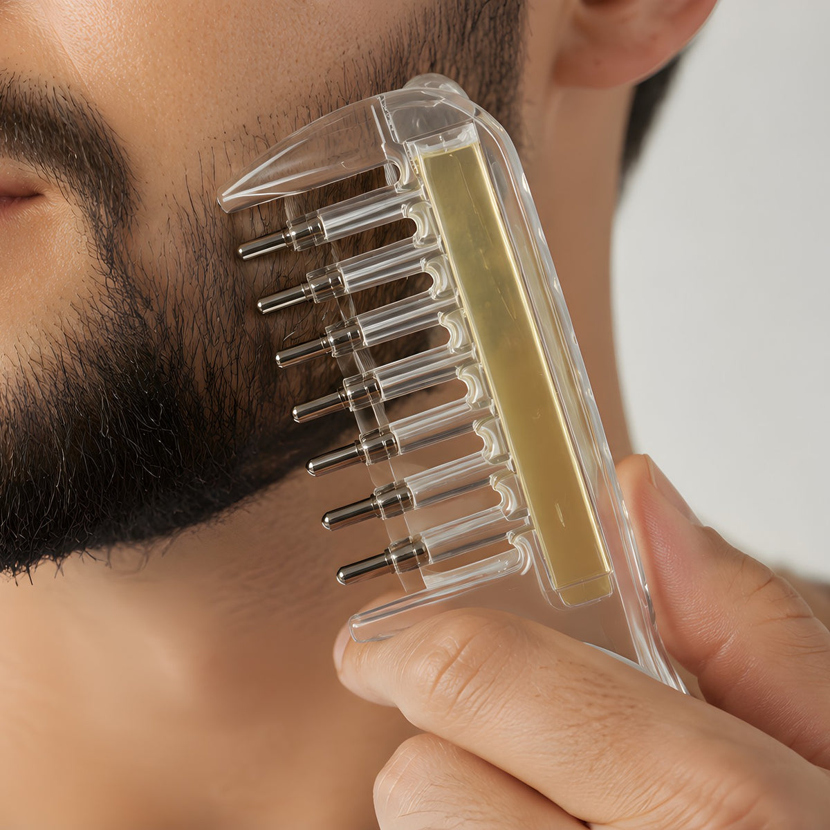 Peine aplicador de aceite, en uso sobre la barba